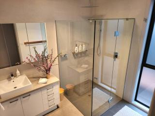 Alogara House, Modern, 6 bedrooms with hot tub and views - Rye - 1