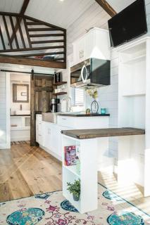 Charming Tiny Home with private deck and bbq - Apple Valley - 9