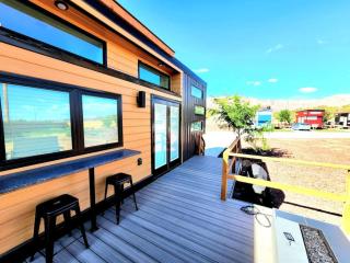 Designer Modern Tiny Home w All of The Amenities - Apple Valley - 4