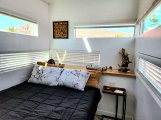 Designer Modern Tiny Home w All of The Amenities - Apple Valley - 7