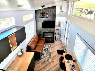 Designer Modern Tiny Home w All of The Amenities - Apple Valley - 9