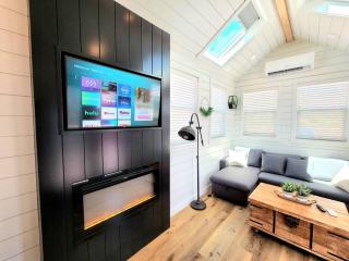 NEW Nook Tiny Home with Deck Firepit Skylights - Apple Valley - 8