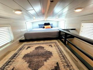 NEW Stunning Tiny Home w private deck firepit BBQ - Apple Valley - 7