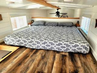 Romantic Tiny home with private deck - Apple Valley - 5
