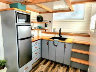 Romantic Tiny home with private deck - Apple Valley - 2