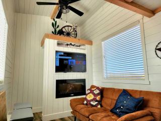Romantic Tiny home with private deck - Apple Valley - 7