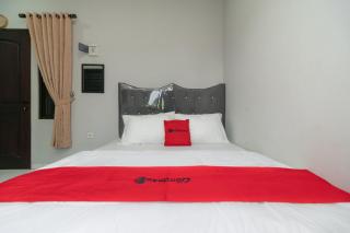 RedDoorz Plus near Jungeland Sentul - 7