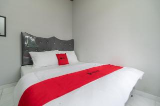 RedDoorz Plus near Jungeland Sentul - 5