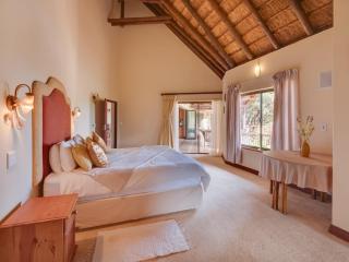 Luxurious 4 Bedroom Villa with Cottage 205 - Mabula - 7