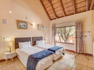 Luxurious 4 Bedroom Villa with Cottage 205 - Mabula - 3
