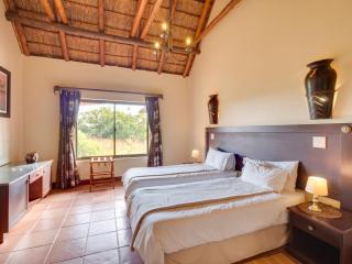 Luxurious 4 Bedroom Villa with Cottage 205 - Mabula - 2