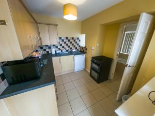 NEWTON HEATH APARTMENT -750mtrs to beach - Spacious ground floor - Sleeps 6 - Porthcawl - 7