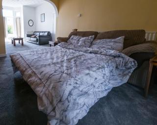 NEWTON HEATH APARTMENT -750mtrs to beach - Spacious ground floor - Sleeps 6 - Porthcawl - 1