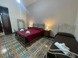 Maya Palace Real Rooms Palermo centre close to Cathedral - Palermo - 3