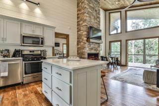 NEW Modern Cabin! 2 Large Decks, Hot Tub, Sleeps 8 - Ellijay - 4