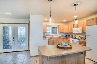 Bright Klamath Falls Townhome with Resort Perks - 6