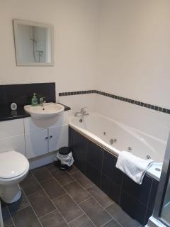 Spacious 2 bed appartment next to BAE with spa bath - 5