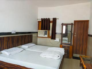 Goverdhan Hotel - Close to Railway Station and Bus Stand - Agra - 9