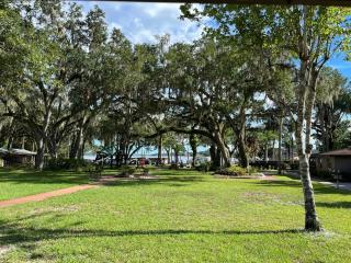 Tropical Marina & Resort on Lake Beresford - De Land - 3