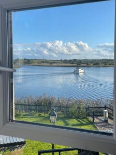 Lough Key Luxury Riverfront Apartment - Cootehall - 2