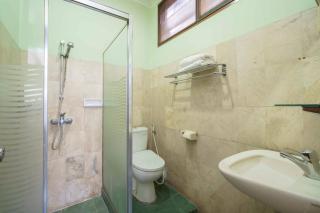 RedDoorz Plus near Kemang Raya - 4