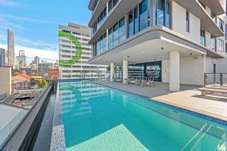 Great located unit/Private Balcony, Pool,Gym,Parking - 7