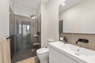 Great located unit/Private Balcony, Pool,Gym,Parking - 3