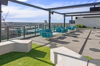 Great located unit/Private Balcony, Pool,Gym,Parking - 2