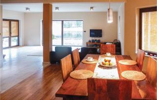 Four-Bedroom Holiday Home In Purda - Purda - 1