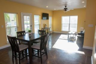 Airy Porch Escape, 3BR, Kitchen, Washer Dryer Included -E- - 5