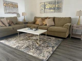 Luxury Villa - 75 inch smart TV, Upgrades throughout! 20 minutes to Disney - 1