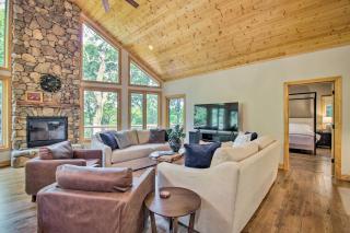 Luxe Wintergreen Resort Escape with Hot Tub! - 8