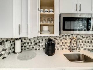 Steps From the beach, renovated 1bd 1 bth - 1