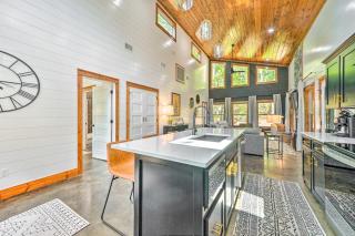 Chic Broken Bow Cabin with Hot Tub and Gas Grill! - Broken Bow - 2