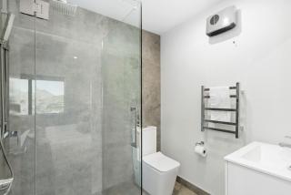 A Luckie Charm - 8 Bedroom Townhouse with Spectacular View - Queenstown - 1