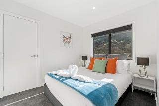 A Luckie Charm - 8 Bedroom Townhouse with Spectacular View - Queenstown - 2