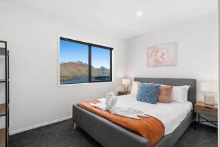 A Luckie Charm - 8 Bedroom Townhouse with Spectacular View - Queenstown - 3