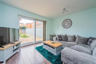 Central Townhouse Tipton - Sleeps 8 - Ideal for Contractors & Families - 2