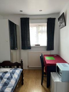 Comfortable single bedroom with free on site parking - 0