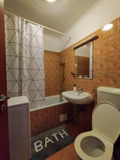 Spacious apartment in hip neighborhood - Budapest - 3