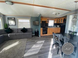 Golden Palm Resort - Palm Grove 3 - Pet friendly & WiFi - Meadow Lakes Caravan & Lodge Hire - Skegness - 6