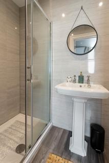 Beach access, Modern & Spacious 2 bed Apartment By The Sea, free parking, wifi, netflix - Teignmouth - 2