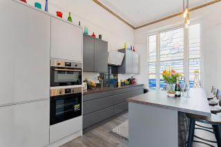 Beach access, Modern & Spacious 2 bed Apartment By The Sea, free parking, wifi, netflix - 3
