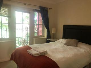 Lovely 2 bedroom 2 baths flat with free parking - 1