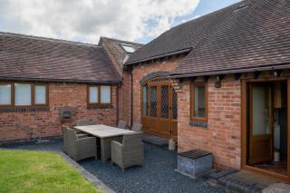 Coach House at Oaks Barn Farm Alcester with optional hire Salt water hot tub - - 8