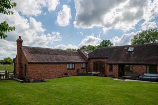 Coach House at Oaks Barn Farm Alcester with optional hire Salt water hot tub - - 1