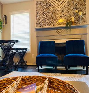 The Herringbone Blue; Sleeps 20+ near Fort Bragg - - 9