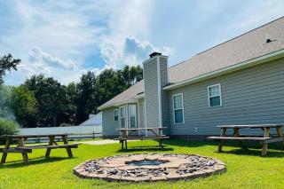 The Herringbone Blue; Sleeps 20+ near Fort Bragg - - 4
