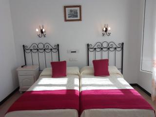 Hostal 2 estrellas -Restaurante Las Tres Encinas EN EL CENTRO DEL PUEBLO - Cabeza la Vaca - 1