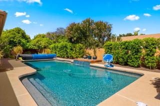Pool Table, Putting Green Luxury Oasis in Mesa - Mesa - 8